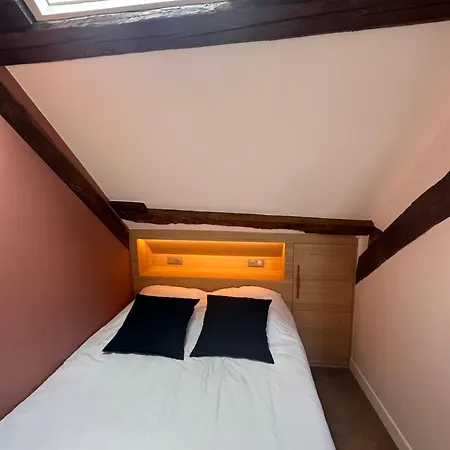 Nid D'amour Sous Les Toits ! Honfleur