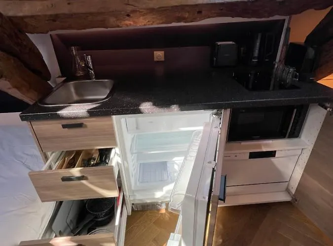 Nid D'amour Sous Les Toits ! *