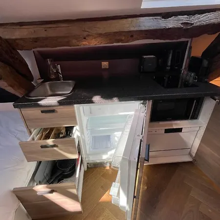 Nid D'amour Sous Les Toits ! *