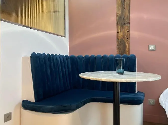 Nid D'amour Sous Les Toits ! *